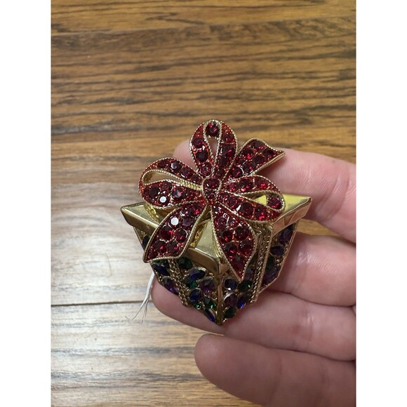 HOLIDAY LANE Gold-Tone Multicolor Mixed Stone Present Pin - Picture 1 of 6